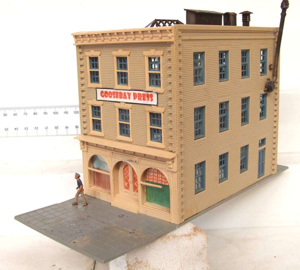 SCENERY HO/OO: On Auction is this Multi-Story Press Building in Fair Used Condition.