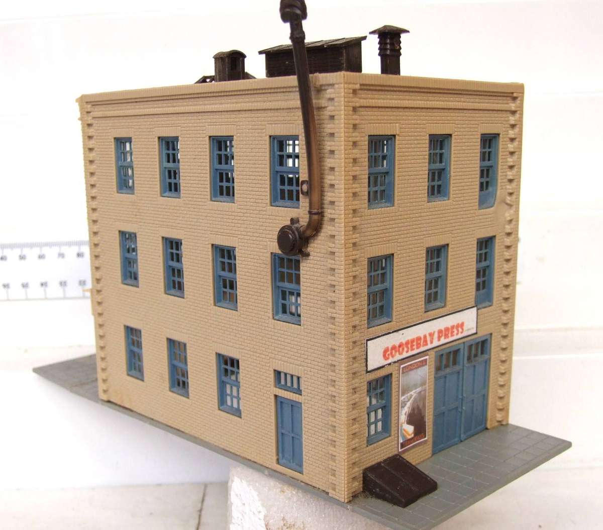 SCENERY HO/OO: On Auction is this Multi-Story Press Building in Fair Used Condition.