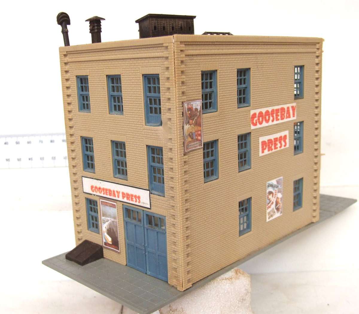 SCENERY HO/OO: On Auction is this Multi-Story Press Building in Fair Used Condition.