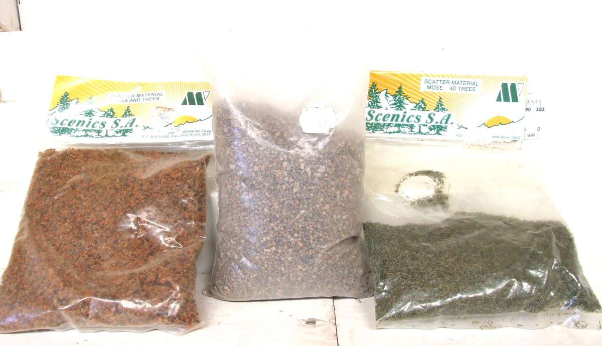 SCENERY HO/OO: 1pc Ballast Decor Material and 2pc Grass in Good Packed Condition