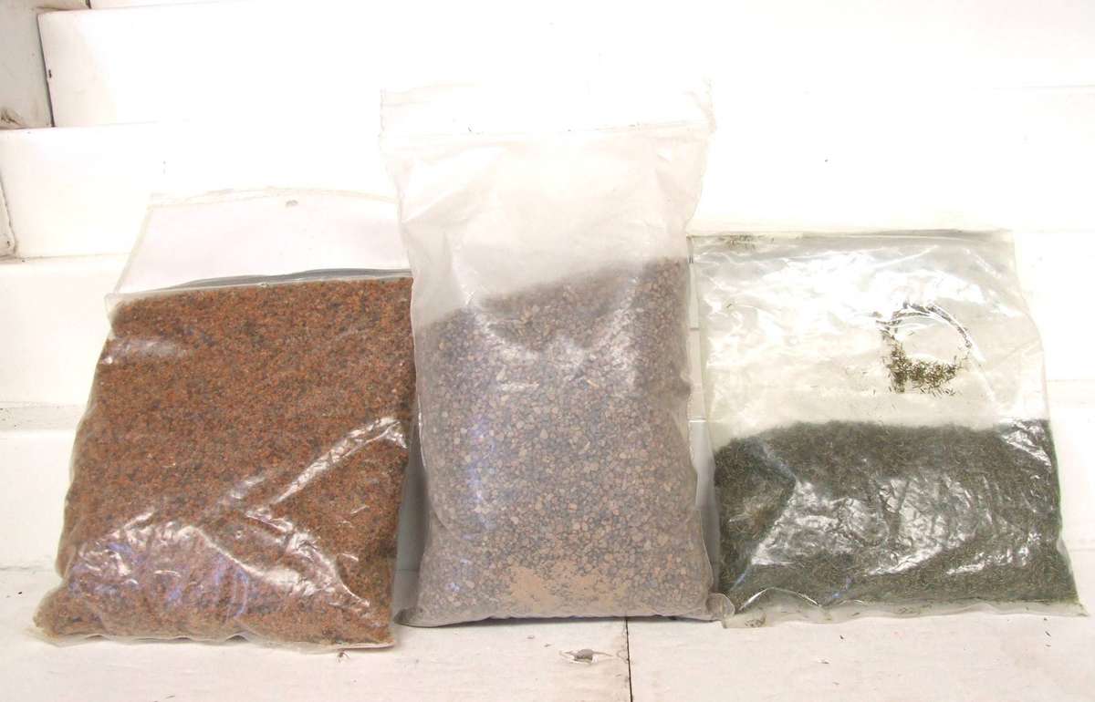SCENERY HO/OO: 1pc Ballast Decor Material and 2pc Grass in Good Packed Condition