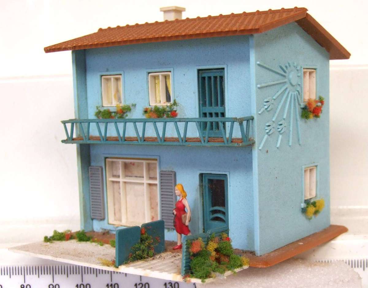 SCENERY HO/OO: On Auction is this Double Story House in Fair Used Condition.