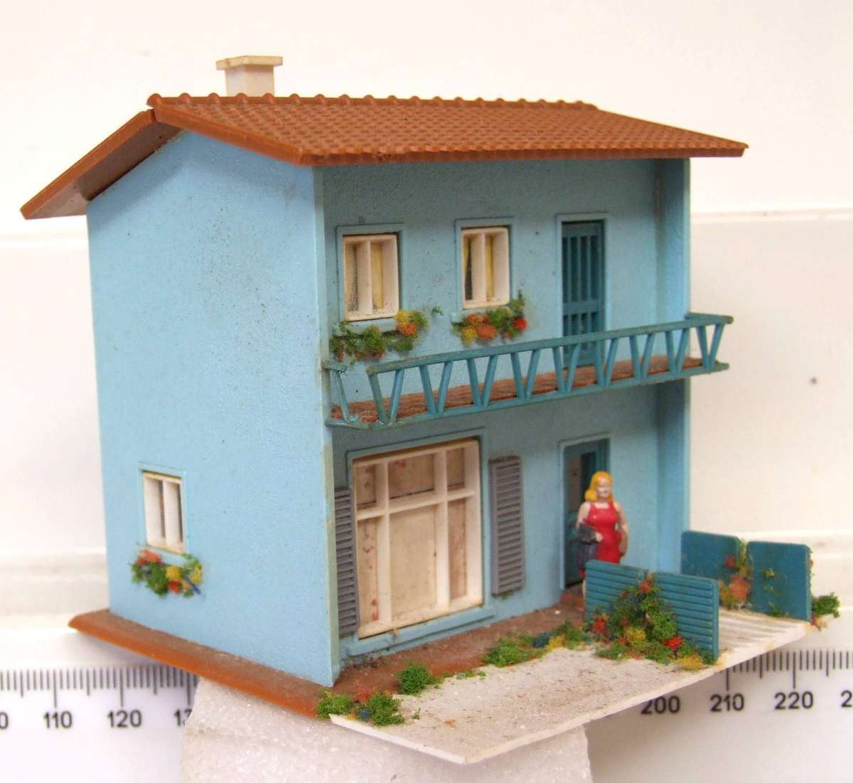 SCENERY HO/OO: On Auction is this Double Story House in Fair Used Condition.