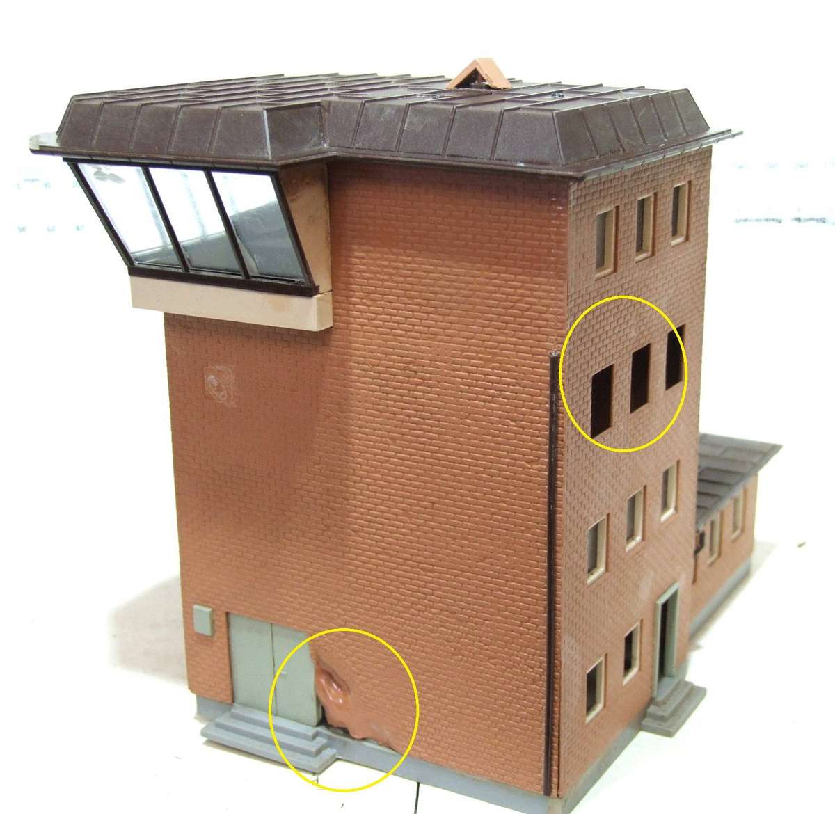 KIBRI HO/OO: On Auction is this Multi-Story Signal Tower Building in Fair Used Condition.(GR)