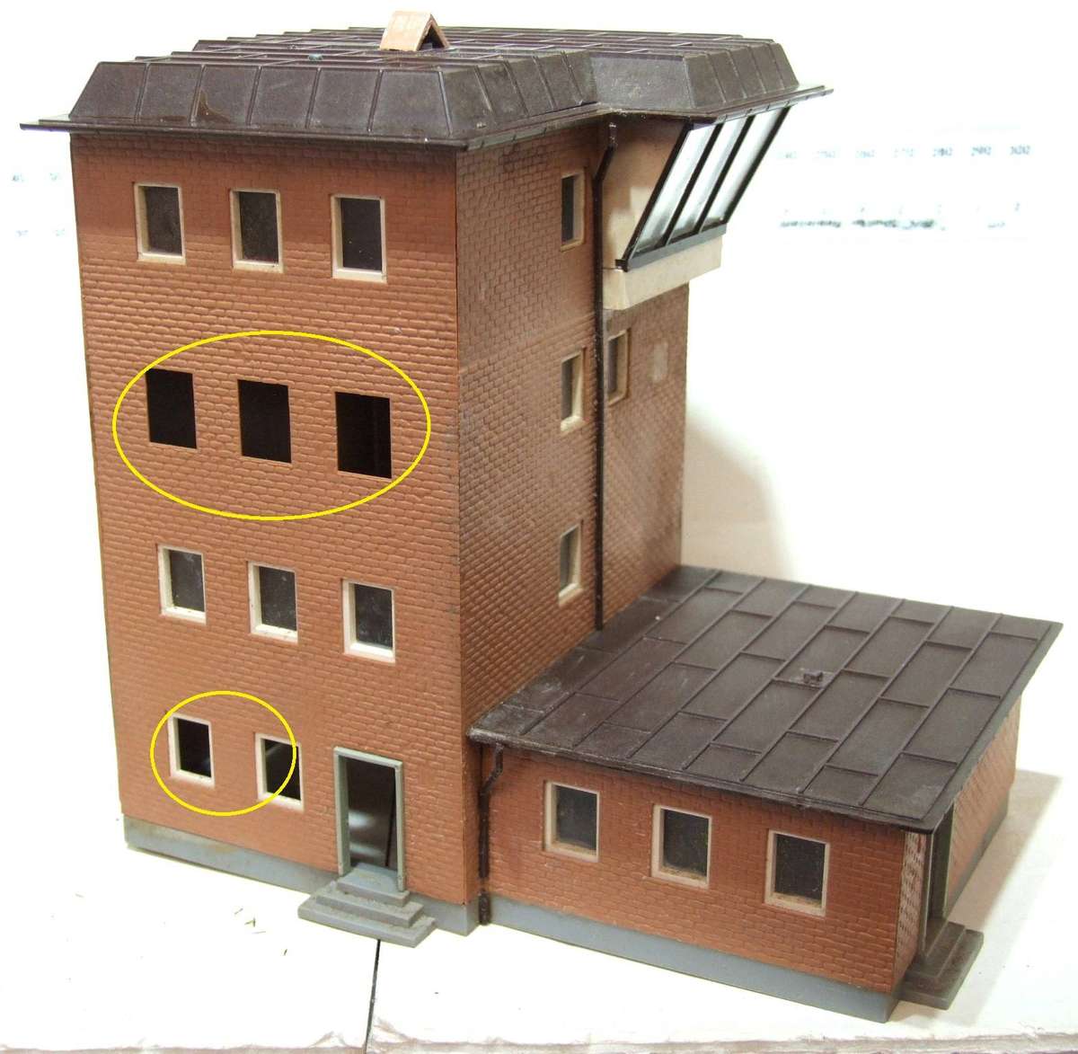 KIBRI HO/OO: On Auction is this Multi-Story Signal Tower Building in Fair Used Condition.(GR)