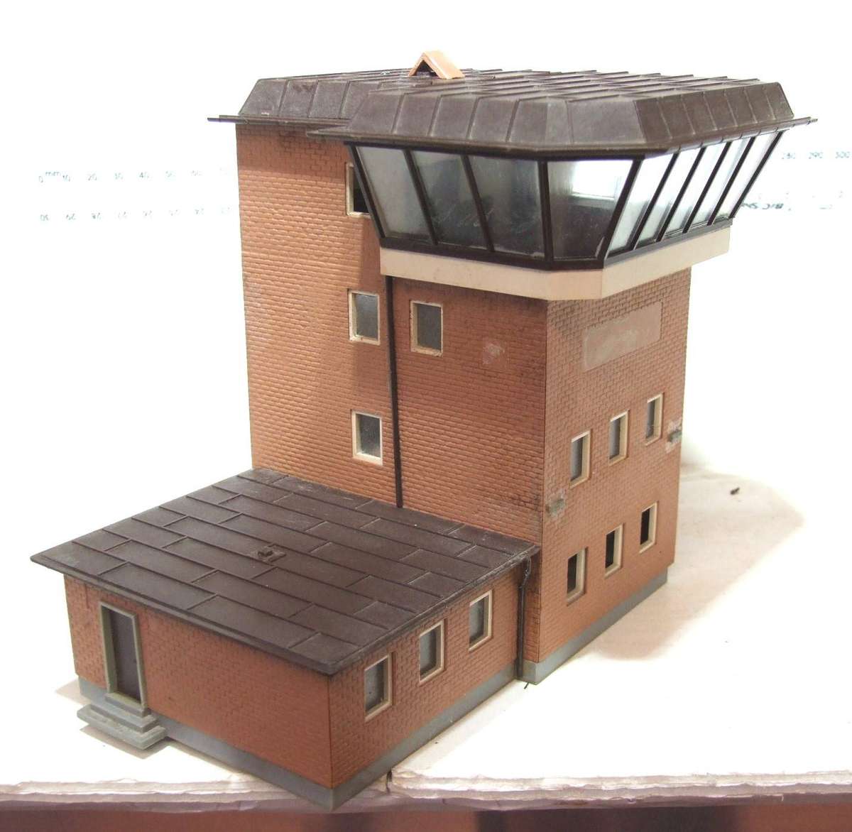 KIBRI HO/OO: On Auction is this Multi-Story Signal Tower Building in Fair Used Condition.(GR)