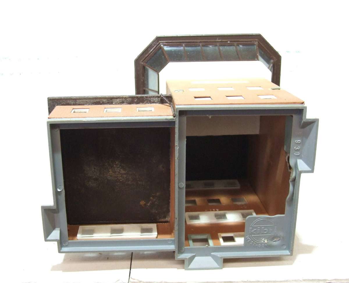 KIBRI HO/OO: On Auction is this Multi-Story Signal Tower Building in Fair Used Condition.(GR)