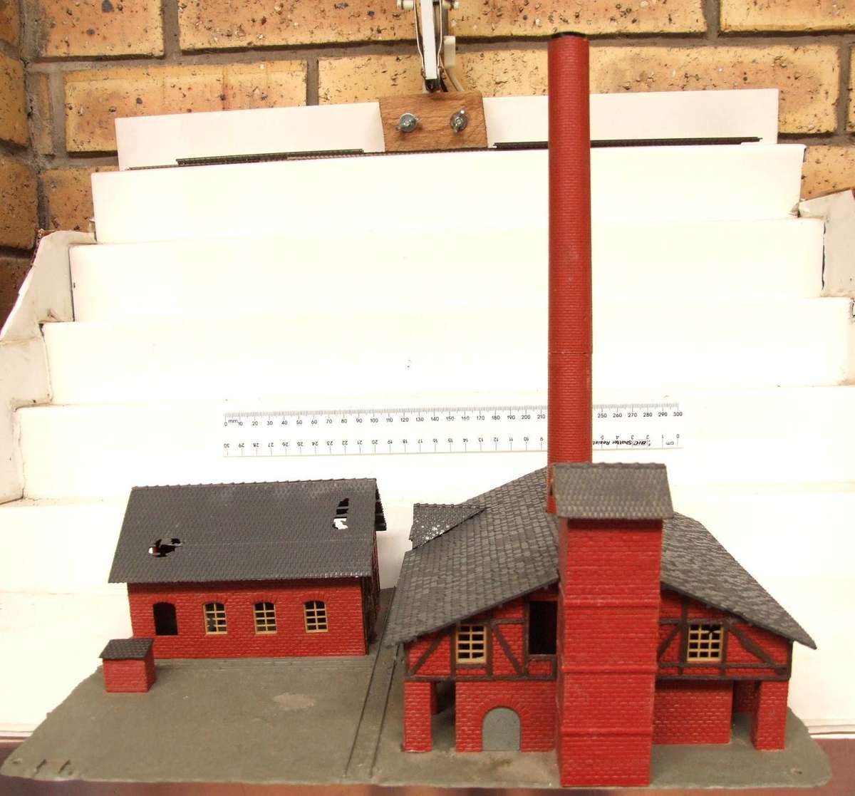 TYCO KIT HO: On Auction is this Redundant Factory with 30cm High Chimney in Fair Used Condition.
