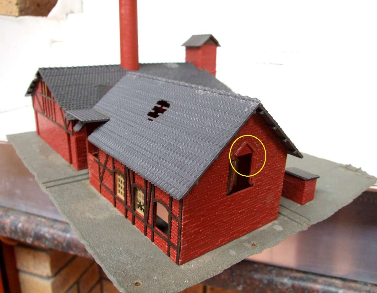 TYCO KIT HO: On Auction is this Redundant Factory with 30cm High Chimney in Fair Used Condition.