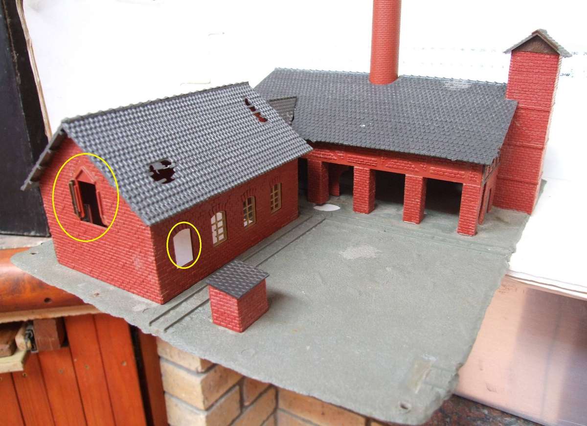 TYCO KIT HO: On Auction is this Redundant Factory with 30cm High Chimney in Fair Used Condition.