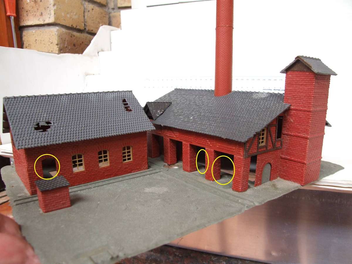 TYCO KIT HO: On Auction is this Redundant Factory with 30cm High Chimney in Fair Used Condition.