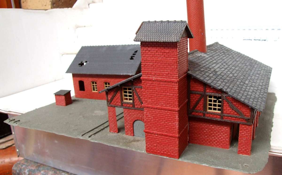 TYCO KIT HO: On Auction is this Redundant Factory with 30cm High Chimney in Fair Used Condition.