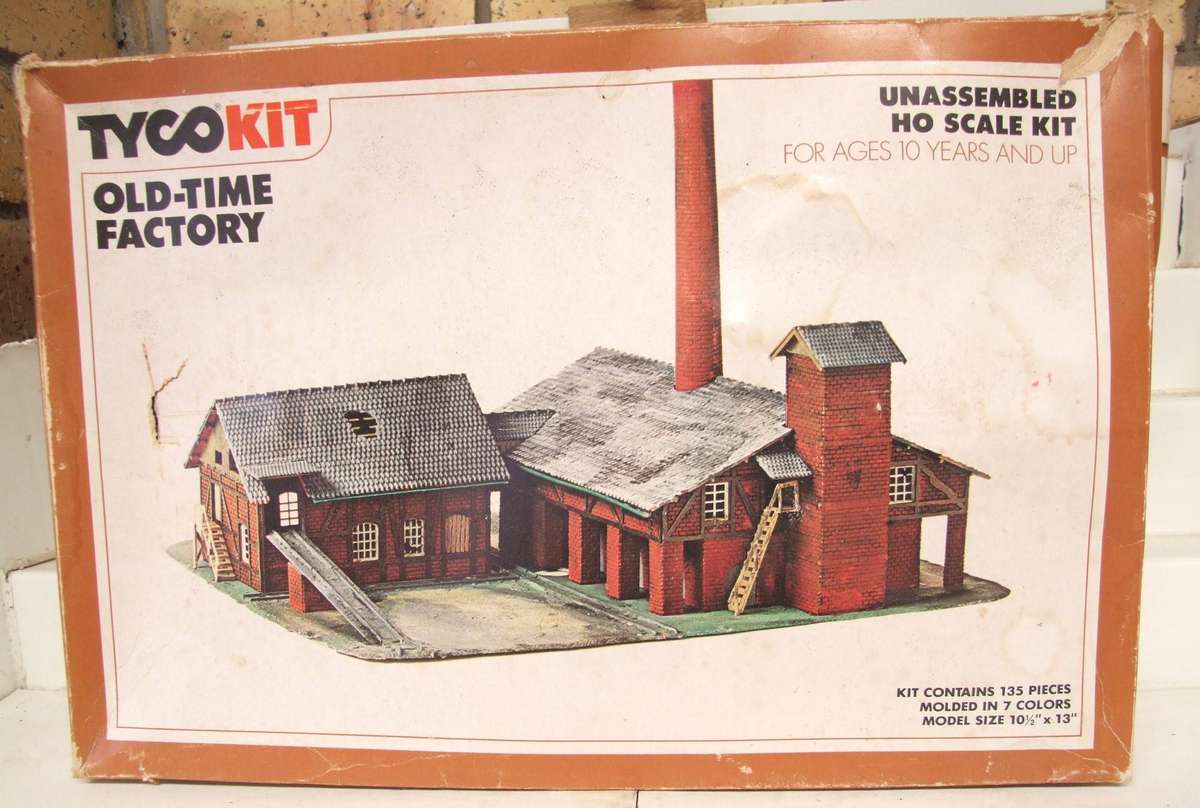 TYCO KIT HO: On Auction is this Redundant Factory with 30cm High Chimney in Fair Used Condition.