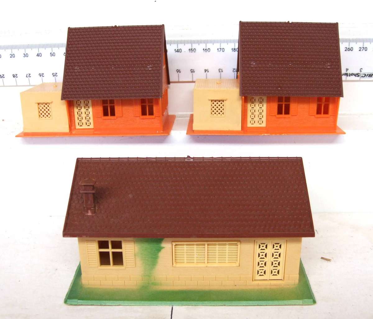 LIMA SCENERY HO:  On Auction are these Plastic Houses in Fair Used Condition.