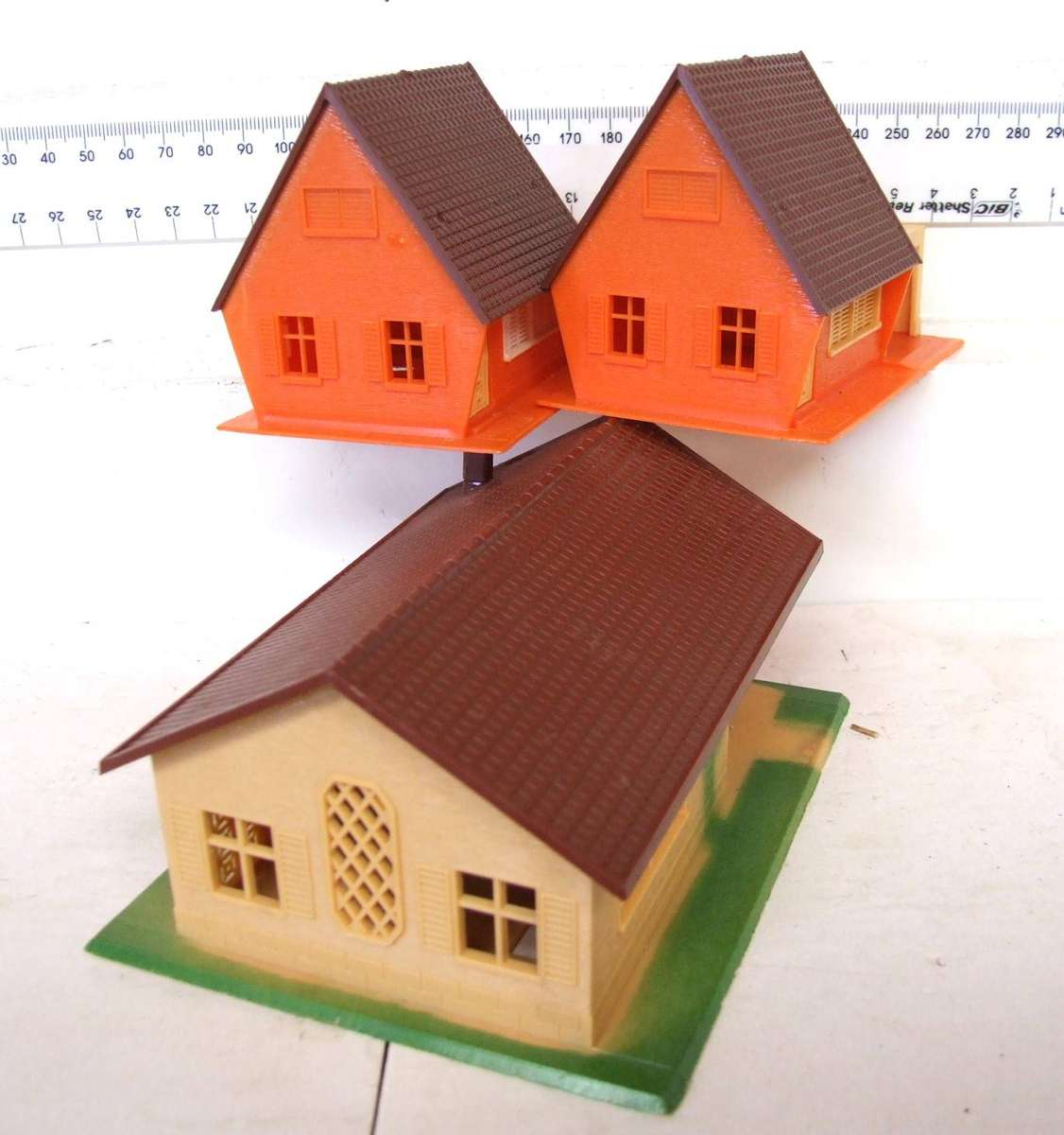 LIMA SCENERY HO:  On Auction are these Plastic Houses in Fair Used Condition.
