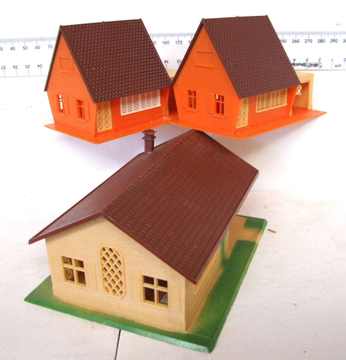 LIMA SCENERY HO:  On Auction are these Plastic Houses in Fair Used Condition.