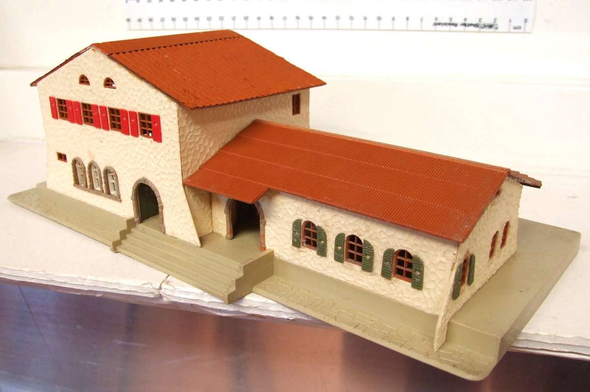 FALLER HO/OO: On Auction is this Spanish Style Station Building in Fair Used Condition.(GR)