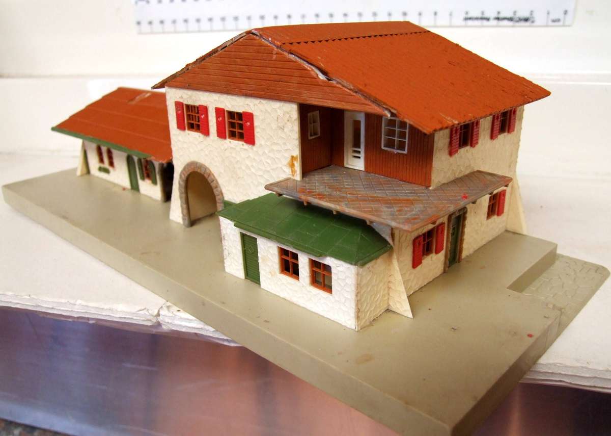 FALLER HO/OO: On Auction is this Spanish Style Station Building in Fair Used Condition.(GR)
