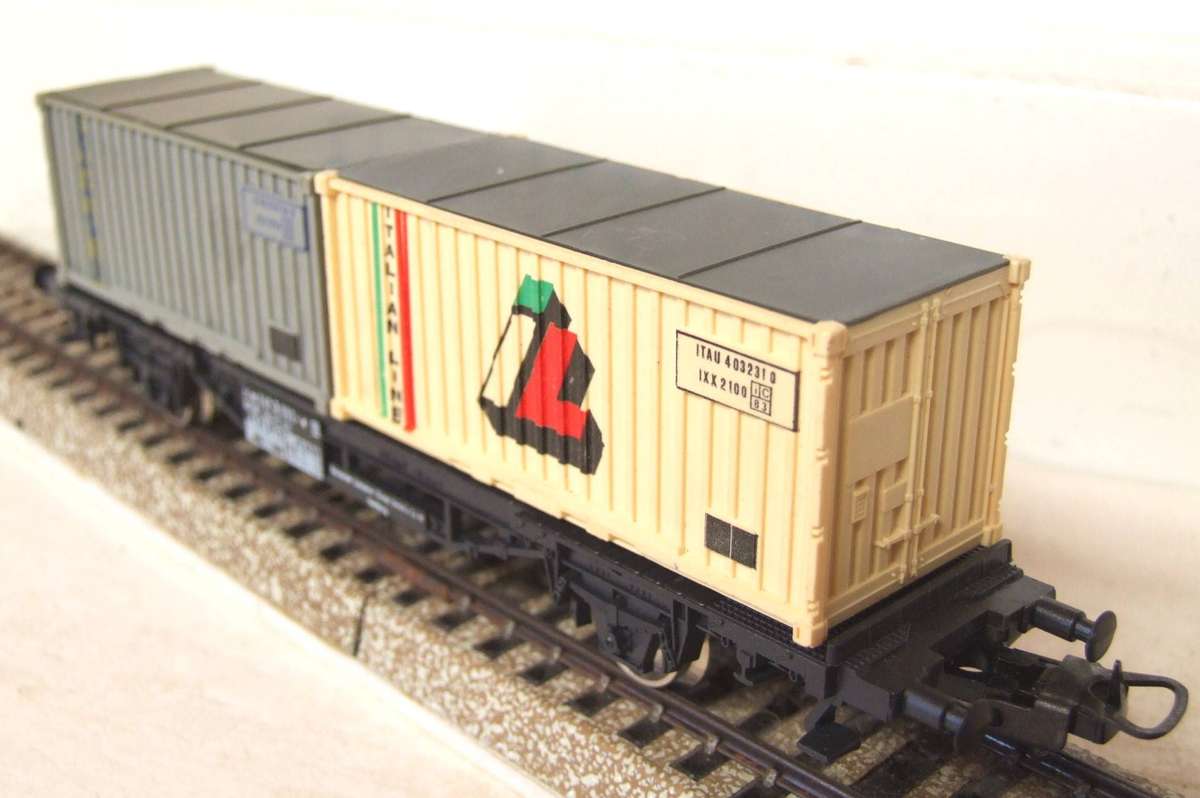 LIMA HO: European Container Carrier with Load in Good Un-Boxed Used Condition (Italy)