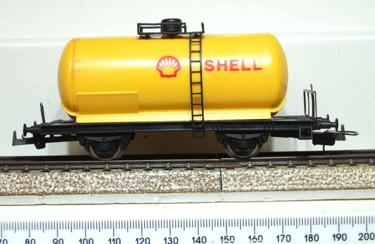 LIMA HO: Vintage SHELL Tanker Wagon in Good, Un-Boxed, Used Condition (Italy)