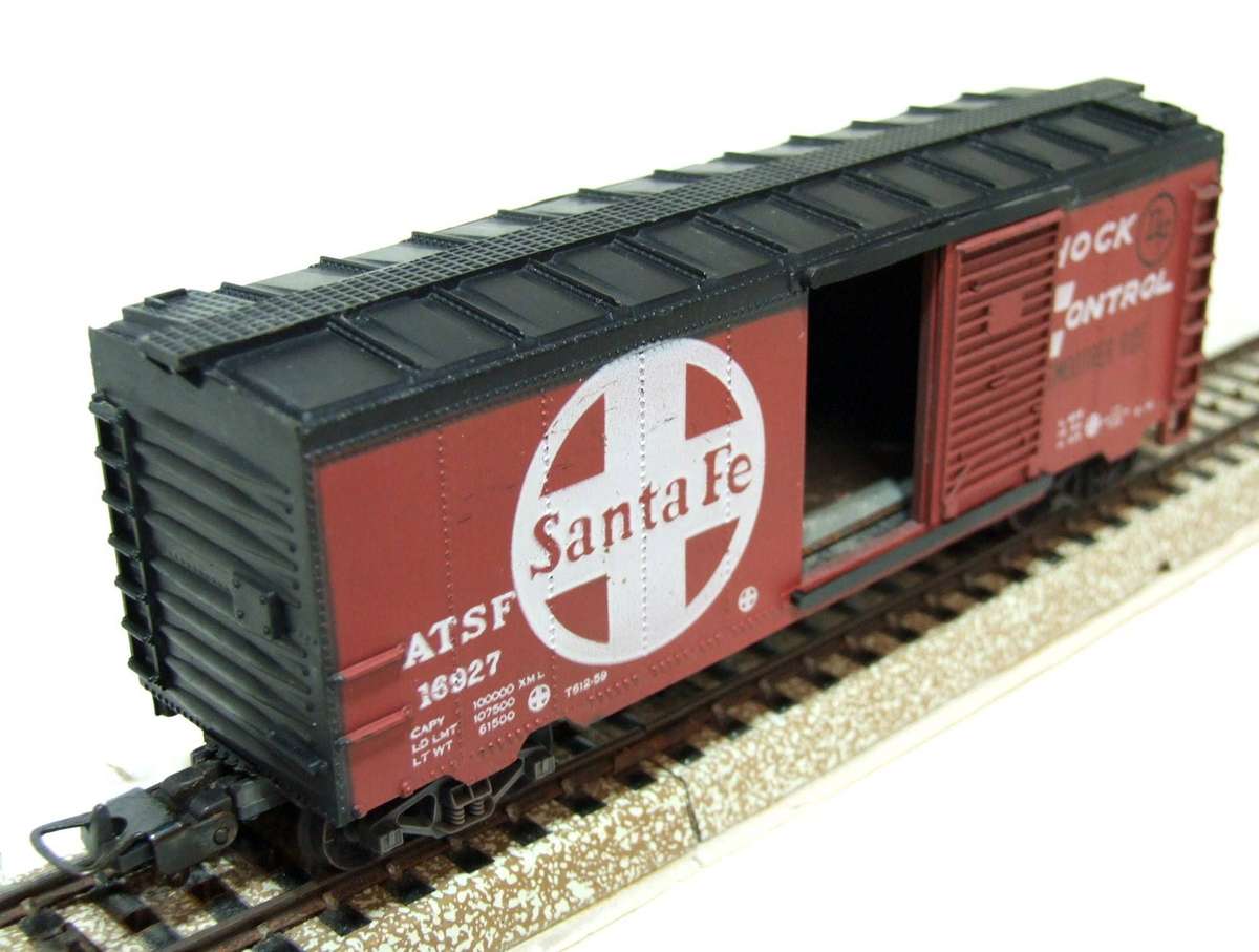 LIFE LIKE HO: 40' SANTA FE Box Car in Good Un-Boxed Condition