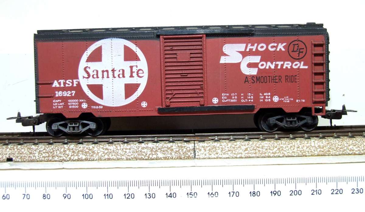 LIFE LIKE HO: 40' SANTA FE Box Car in Good Un-Boxed Condition