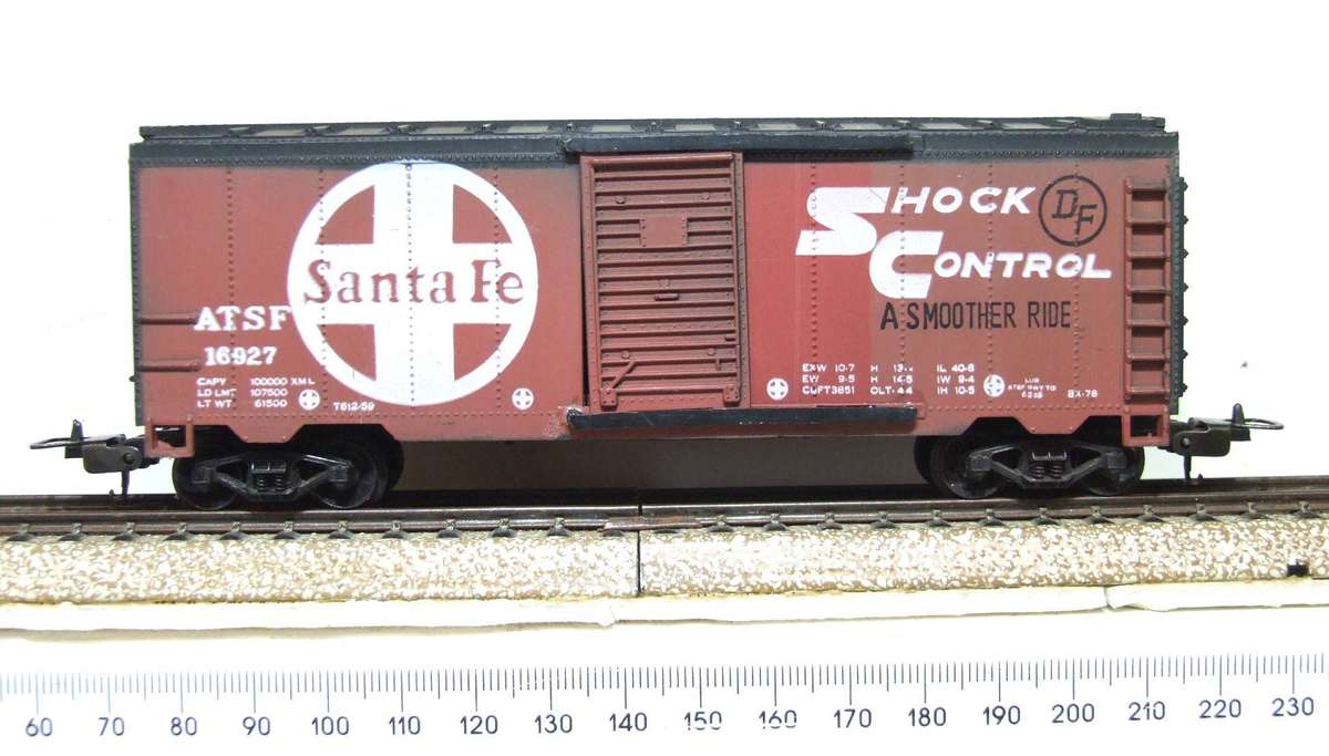 LIFE LIKE HO: 40' SANTA FE Box Car in Good Un-Boxed Condition