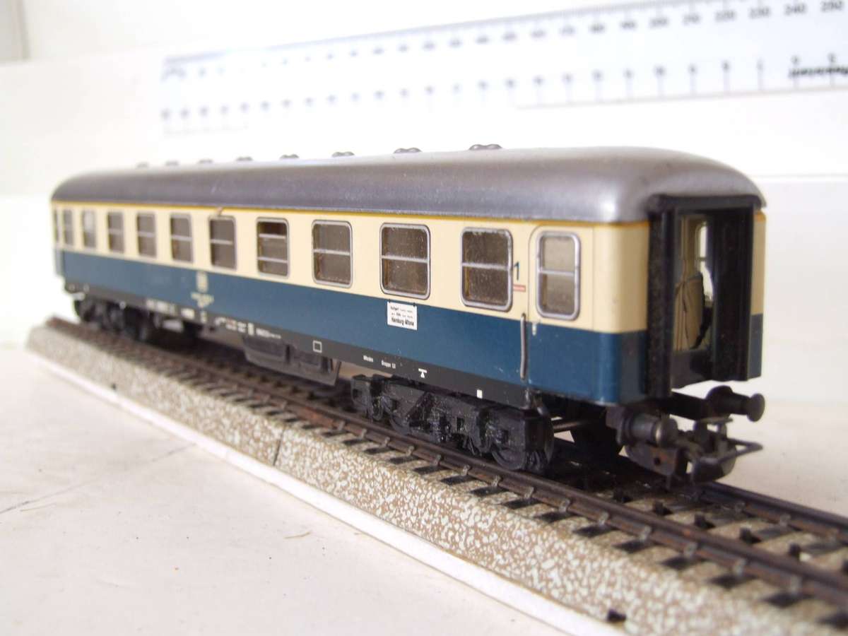 MARKLIN HO: Vintage Tin Metal `DB` 1st Class Passenger Coach in Very Good boxed condition (Germany)