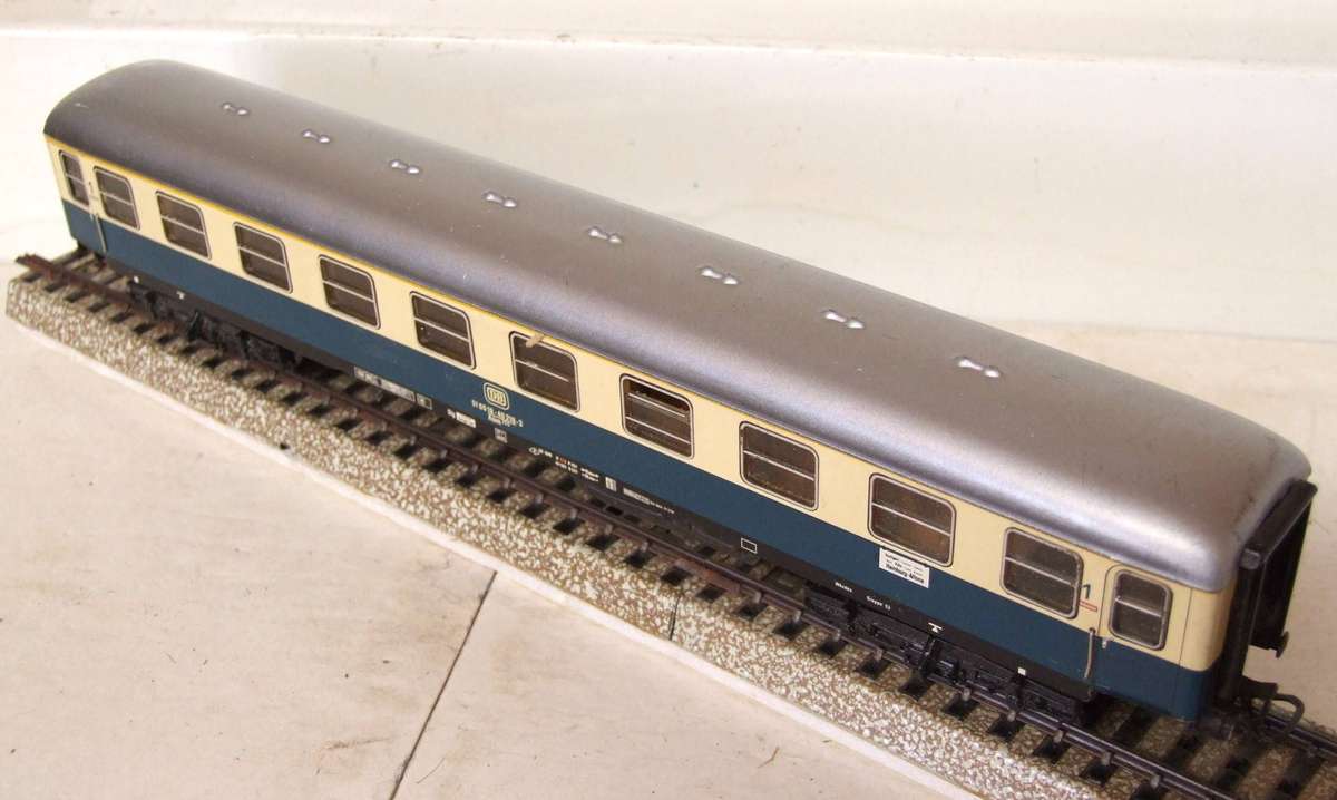 MARKLIN HO: Vintage Tin Metal `DB` 1st Class Passenger Coach in Very Good boxed condition (Germany)