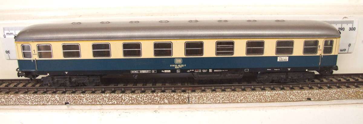 MARKLIN HO: Vintage Tin Metal `DB` 1st Class Passenger Coach in Very Good boxed condition (Germany)