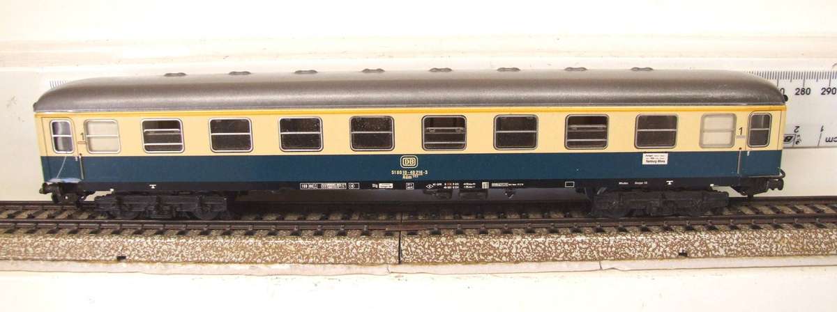 MARKLIN HO: Vintage Tin Metal `DB` 1st Class Passenger Coach in Very Good boxed condition (Germany)