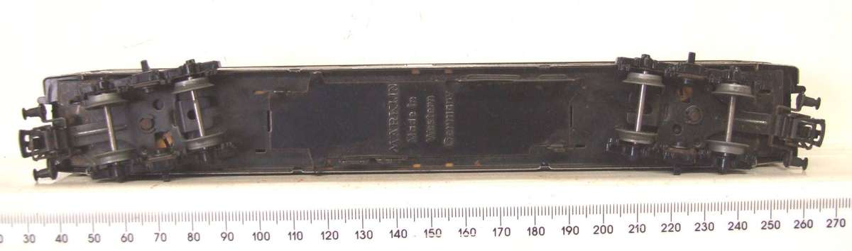MARKLIN HO: Vintage Tin Metal `DB` 1st Class Passenger Coach in Very Good boxed condition (Germany)