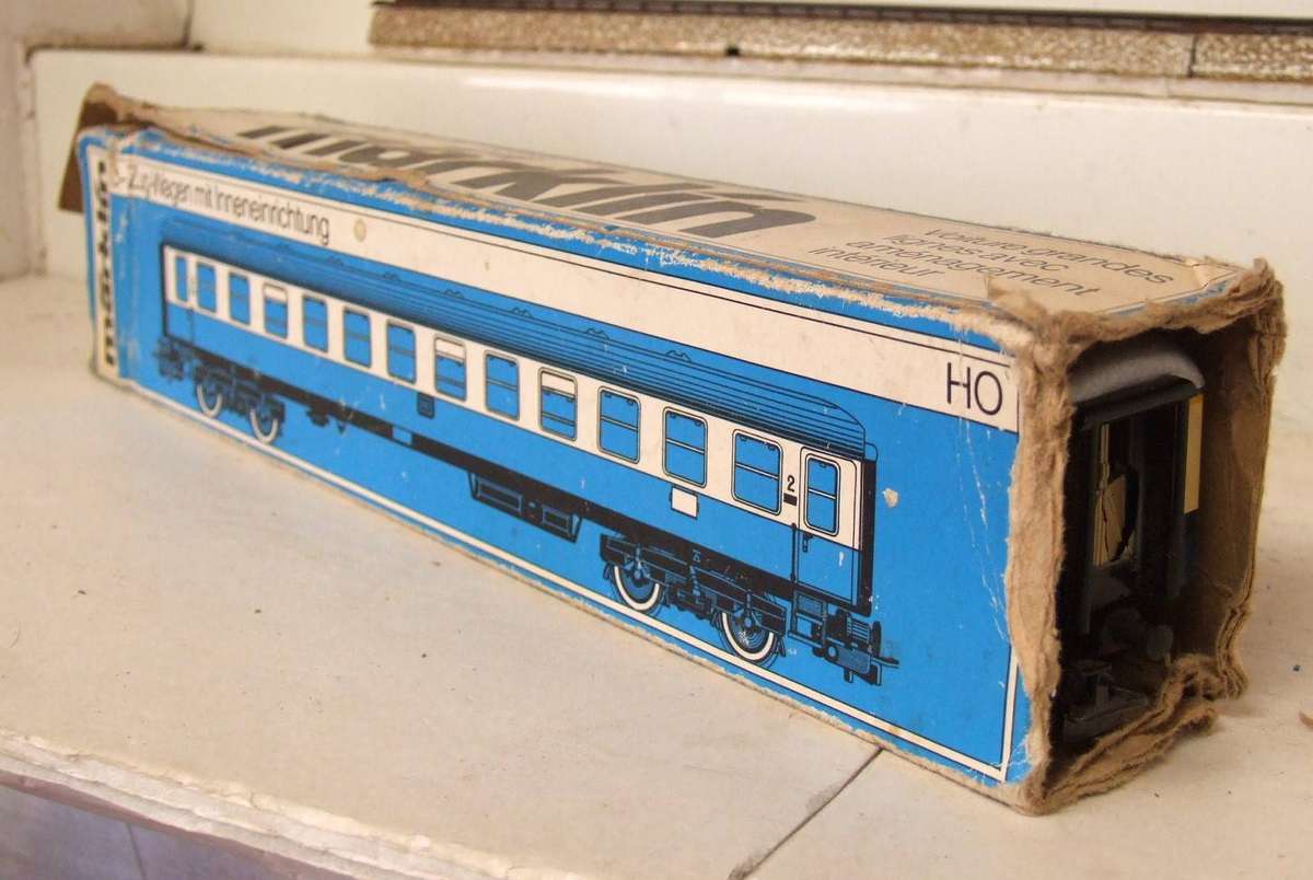 MARKLIN HO: Vintage Tin Metal `DB` 1st Class Passenger Coach in Very Good boxed condition (Germany)