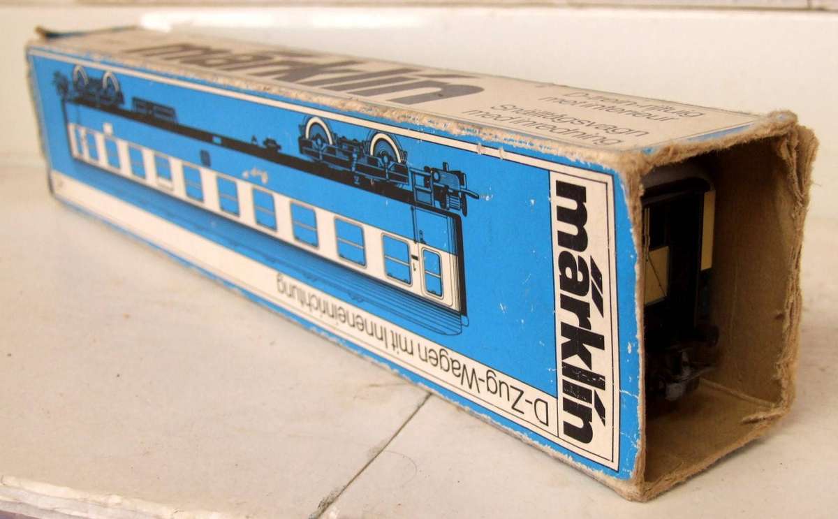 MARKLIN HO: Vintage Tin Metal `DB` 2nd Class Passenger Coach in Very Good boxed condition (Germany)