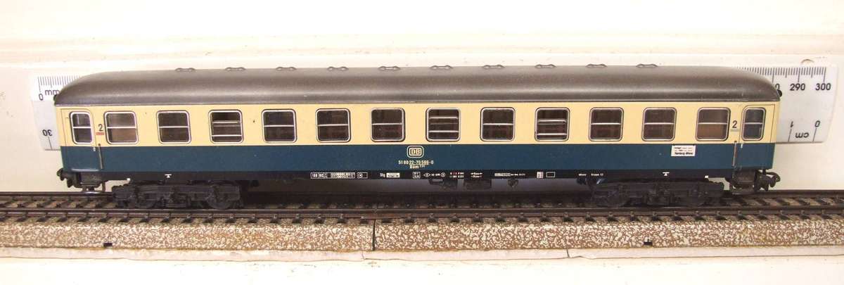 MARKLIN HO: Vintage Tin Metal `DB` 2nd Class Passenger Coach in Very Good boxed condition (Germany)