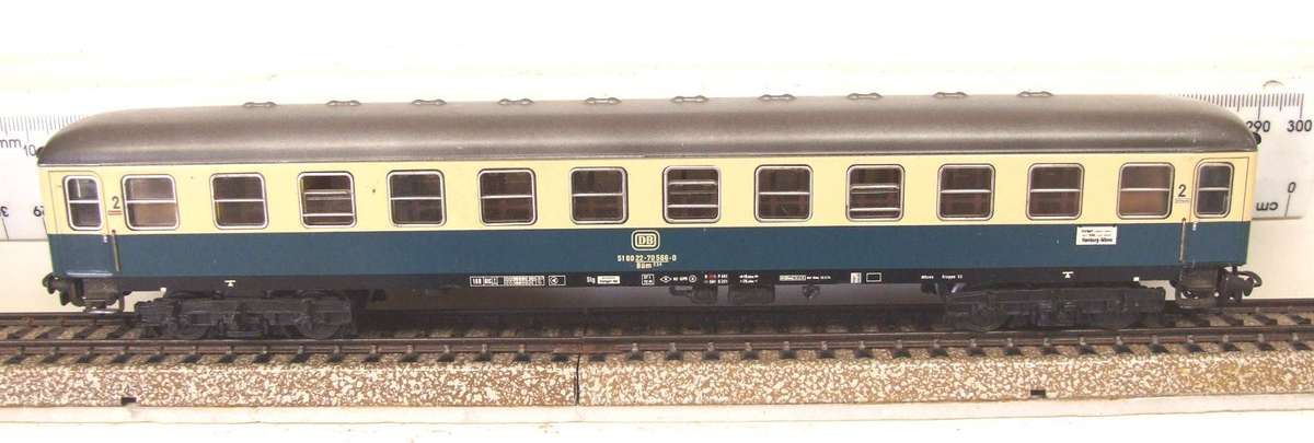 MARKLIN HO: Vintage Tin Metal `DB` 2nd Class Passenger Coach in Very Good boxed condition (Germany)