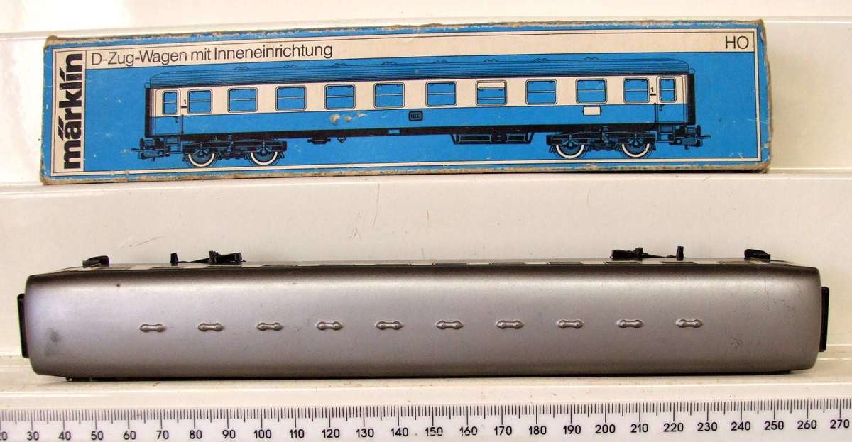 MARKLIN HO: Vintage Tin Metal `DB` 2nd Class Passenger Coach in Very Good boxed condition (Germany)