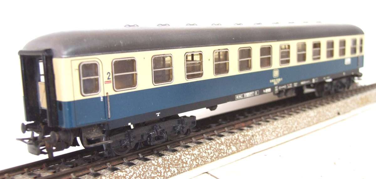 MARKLIN HO: Vintage Tin Metal `DB` 2nd Class Passenger Coach in Very Good boxed condition (Germany)
