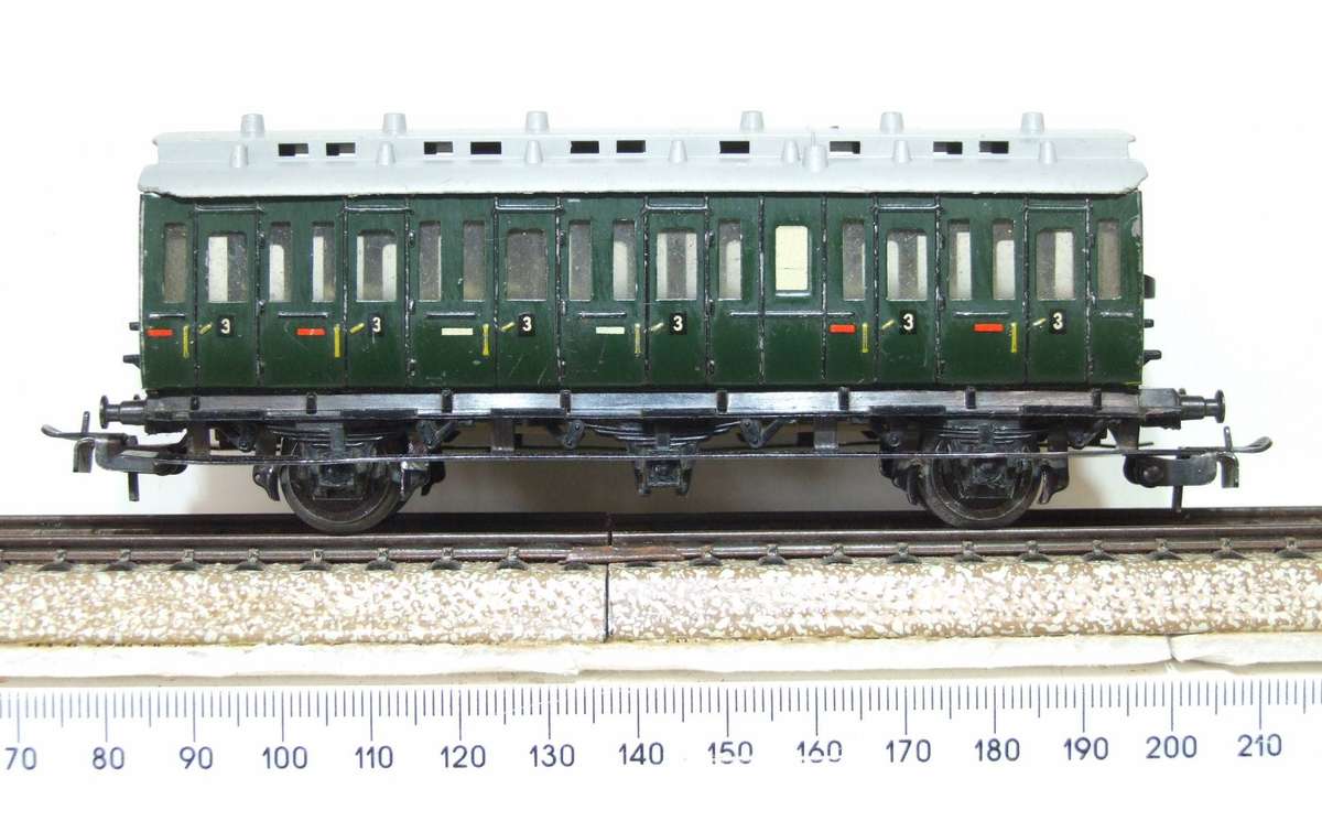 MARKLIN HO: Vintage DB 3rd Class Passenger Car in Fair Un-boxed, Used condition (W/GR)