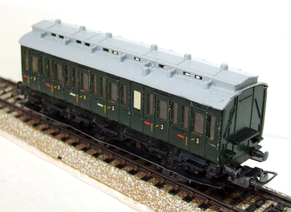 MARKLIN HO: Vintage DB 3rd Class Passenger Car in Fair Un-boxed, Used condition (W/GR)