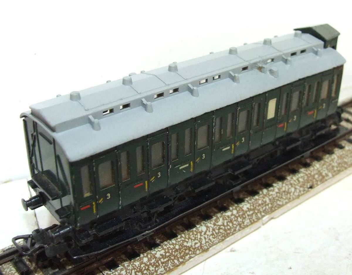 MARKLIN HO: Vintage DB 3rd Class Passenger Car in Fair Un-boxed, Used condition (W/GR)