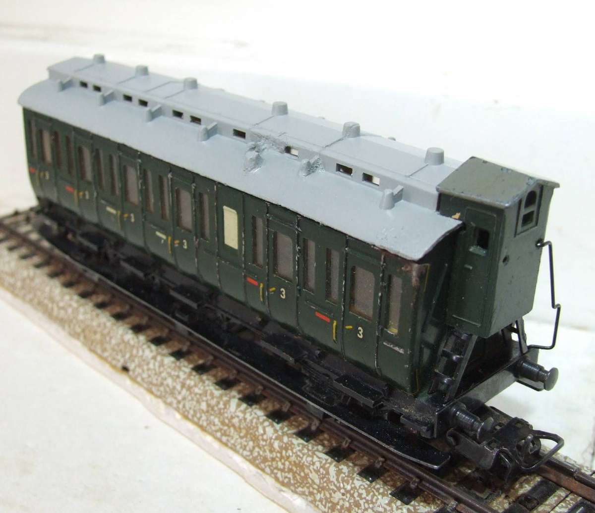 MARKLIN HO: Vintage DB 3rd Class Passenger Car in Fair Un-boxed, Used condition (W/GR)