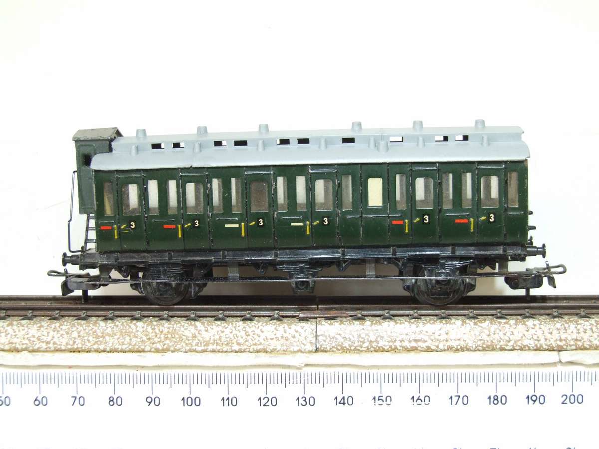 MARKLIN HO: Vintage DB 3rd Class Passenger Car in Fair Un-boxed, Used condition (W/GR)