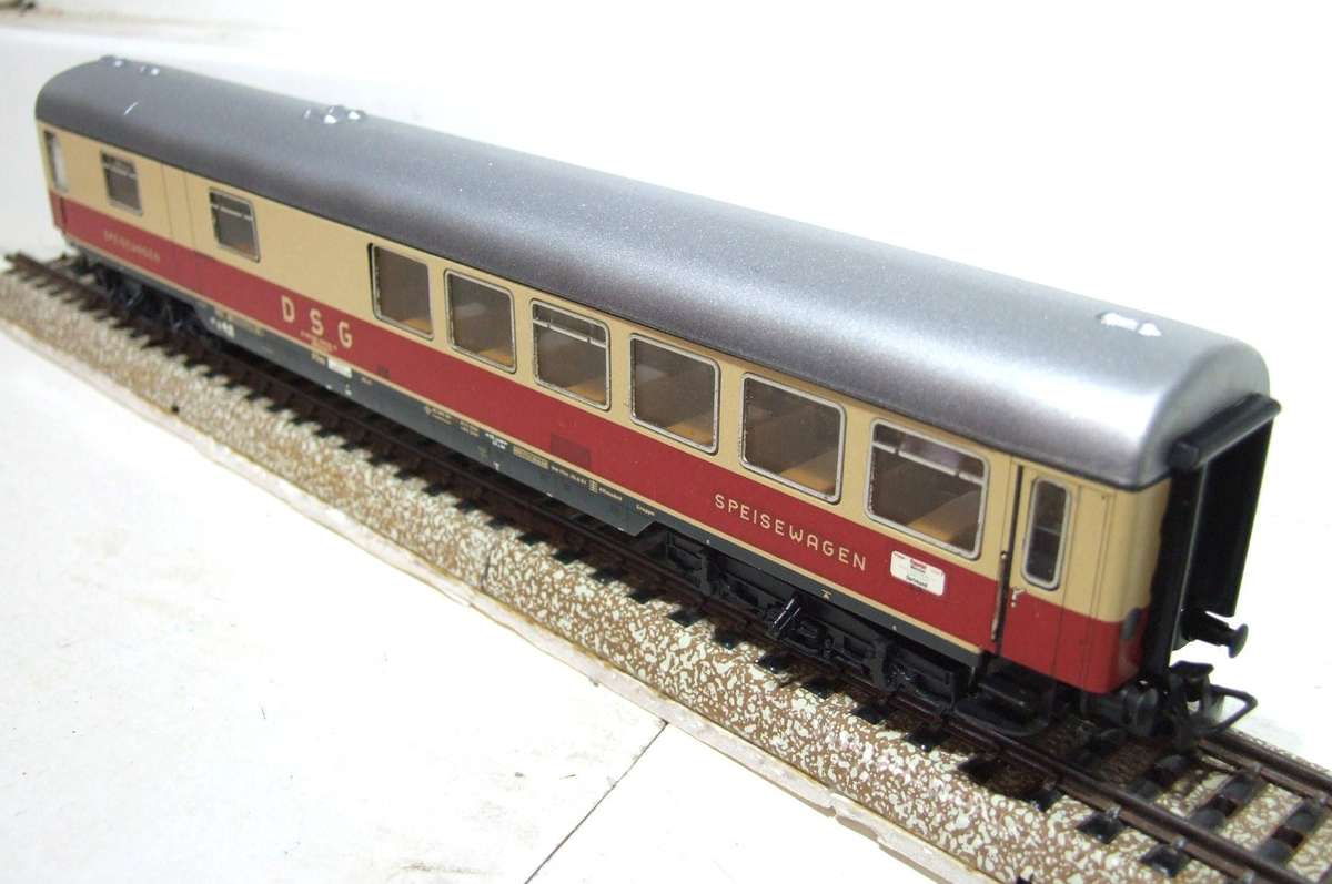 MARKLIN HO: Tin Metal `DB SPEISEWAGEN" With internal Lights in Good Un-boxed condition (Germany)