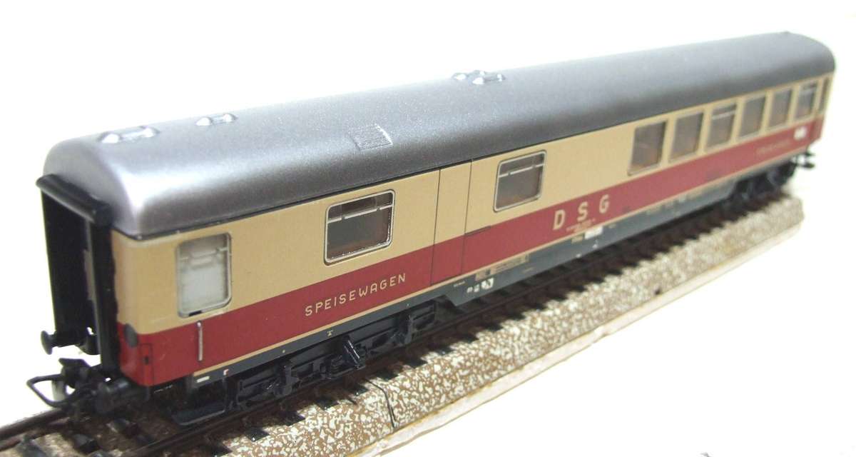 MARKLIN HO: Tin Metal `DB SPEISEWAGEN" With internal Lights in Good Un-boxed condition (Germany)