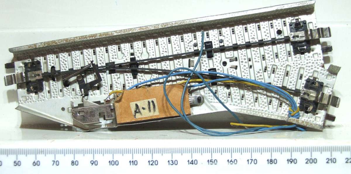 MARKLIN-M HO: 3-Rail LH Electromagnetic Point(5202 5221) in Good Used Un-boxed Condition.(W-GR)