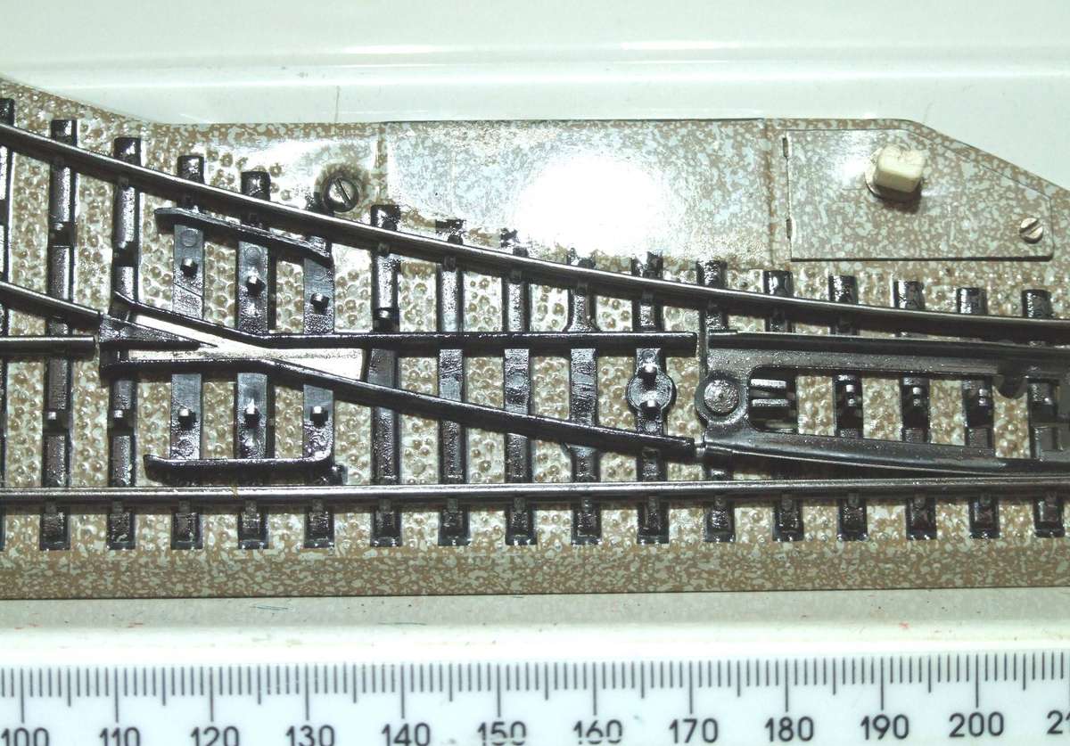 MARKLIN-M HO: 3-Rail RH Electromagnetic Point(5202 5221) in Good Used Un-boxed Condition.(W-GR)