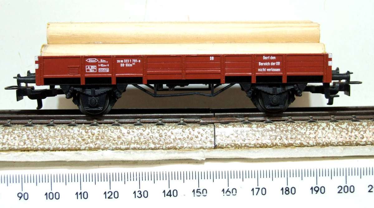 MARKLIN HO: More Modern DB Wagon with Wood Load in Good Un-boxed, Used condition (W/GR)