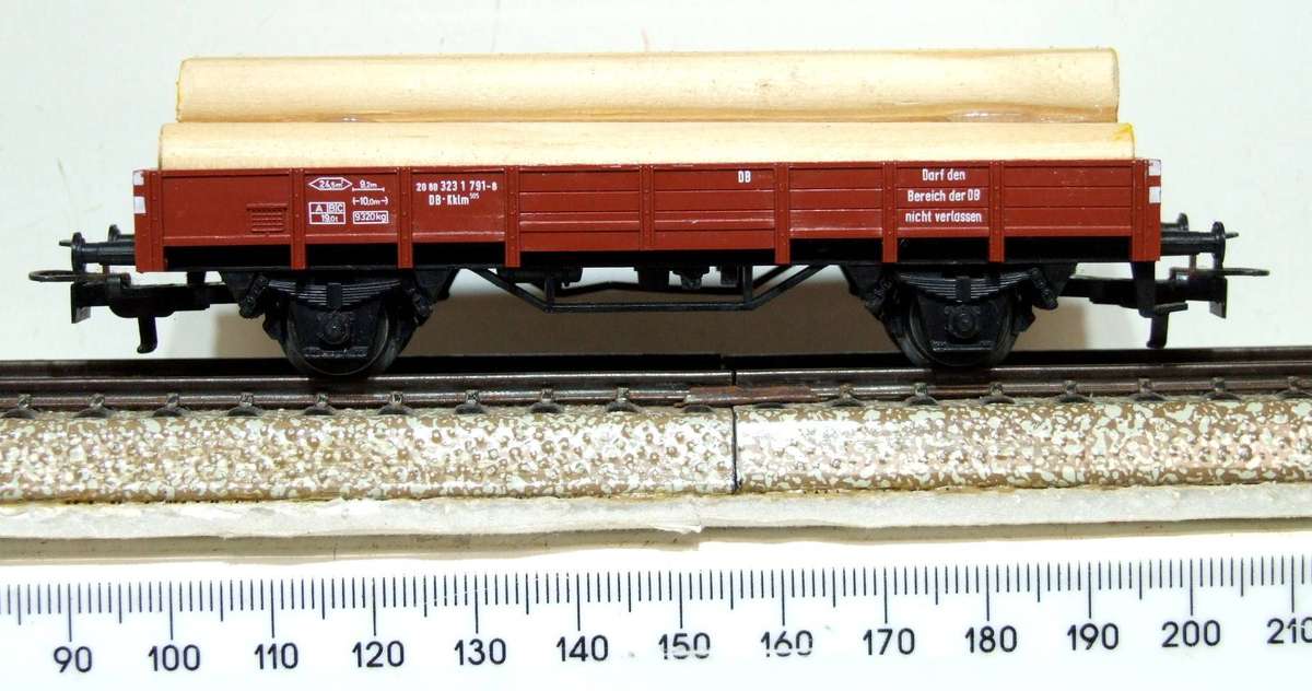 MARKLIN HO: More Modern DB Wagon with Wood Load in Good Un-boxed, Used condition (W/GR)