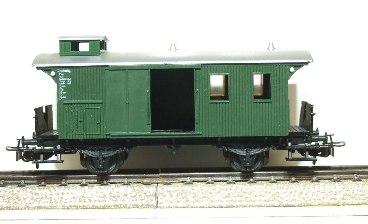 MARKLIN HO: Vintage DB Baggage/Brake Van in Good Un-boxed, Used condition (W/GR)